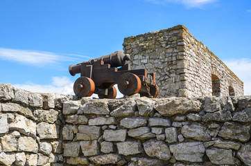 Wall Mural - Cannon on the ruins of the medieval royal castle in Chęciny, Swietokrzyskie Voivodeship, Poland.