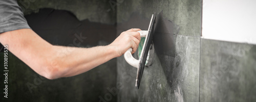 Fotografía Fliesenleger bei der Arbeit, Renovierung eines Badezimmers