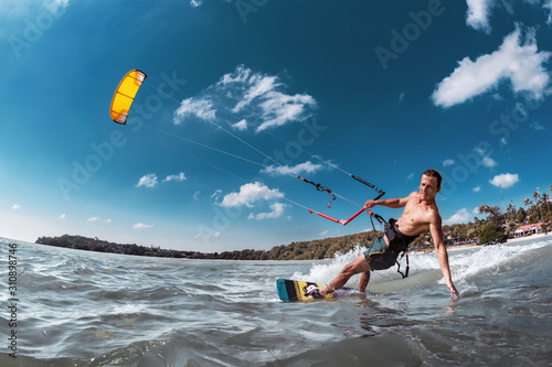 Plakaty Kitesurfing  prawdziwy-wakeboarder-z-latawcem-w-zatoce-morskiej