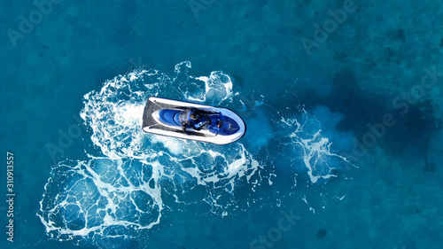 Dekoracja na wymiar  anteny-dron-ultra-szeroki-widok-z-gory-zdjecie-skutera-wodnego-plywajacego-po-glebokim-niebieskim-morzu-srodziemnym