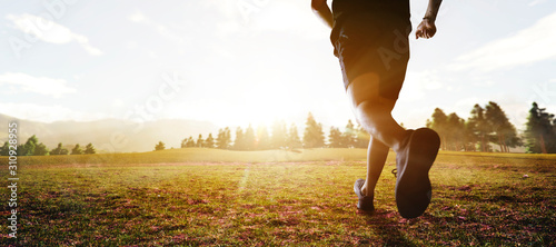 Fotomural panoramic - man running marathon through the field