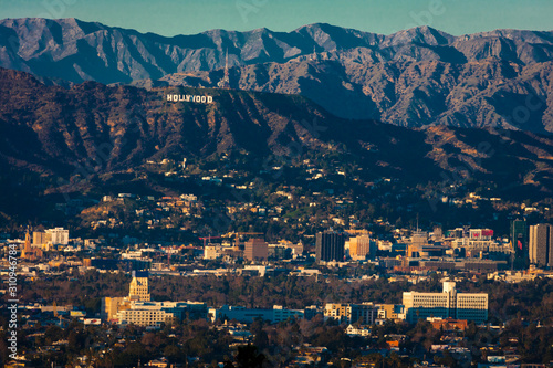Fotomural JAN 1, 2019 - Los Angeles, CA USA - Los Angeles with Hollywood Sign at sunset se