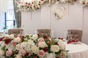 Wall Mural - The table in the restaurant is decorated with a beautiful floral arrangement on the wedding day