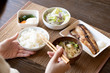 © west_photo - 朝食を食べる若い女性の手元