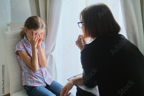 Fotomural Woman social worker psychologist talking to girl child in office