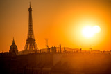 Fototapeta Paryż - la tour eiffel au soleil couchant