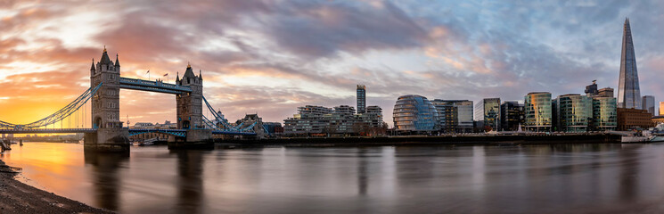 Fototapete - Die Skyline von London bei Sonnenaufgang: von der Tower Bridge entlang der Themse bis zur London Bridge mit den modernen Wolkenkratzern