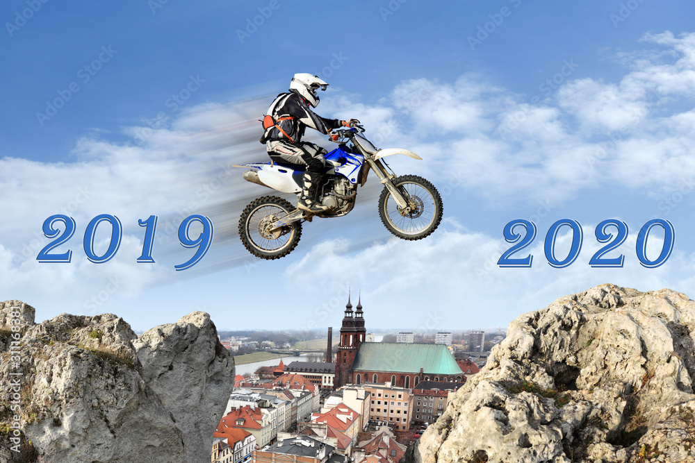 Nowy rok, 2019-2020, motokross, skok nad miastem. - obrazy, fototapety, plakaty 