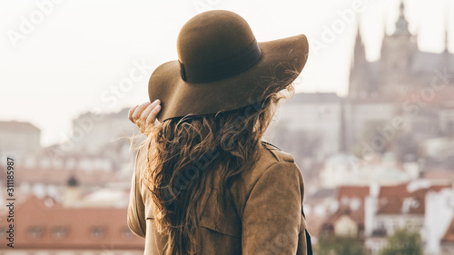 Fotografía Back view female tourist enjoying view historical centre of Prague
