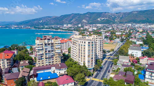 Multi-storey residential buildings on the shore of Gelendzhik Bay Tableau sur Toile