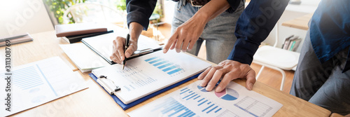 Fotografía Business People Meeting to analyse and discuss and brainstorming the financial report chart data in office, Financial advisor teamwork and accounting concept
