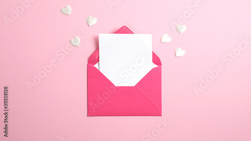 Fotografía Envelope with blank white paper note inside and Valentine hearts on pink background
