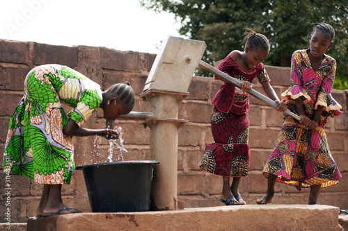 Fotomural African Children At A Public Borehole Fetching Water For Their Families