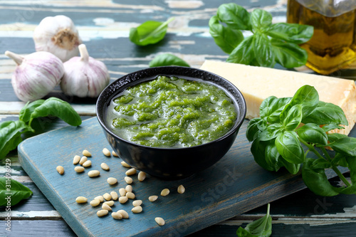 Fotografía condimento per pasta e carne pesto con basilico e formaggio parmigiano