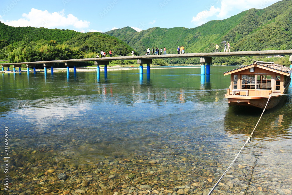 日本の原風景 四万十川 佐田沈下橋（今成橋）のある風景 の