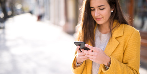 Poster - Portrait of a beautiful woman using a mobile