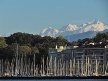 Geneva, Switzerland - October 18th 2019: A Beautiful Autumn Day In Lake Leman In Geneva. The Lake Is Surrounded By Beautiful Mountain That Makes The Sailing Even More Spectacular For The Many Sailors