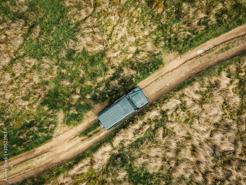 Fotomural Off-Road Abenteuer mit SUV Geländewagen auf Feldweg von oben