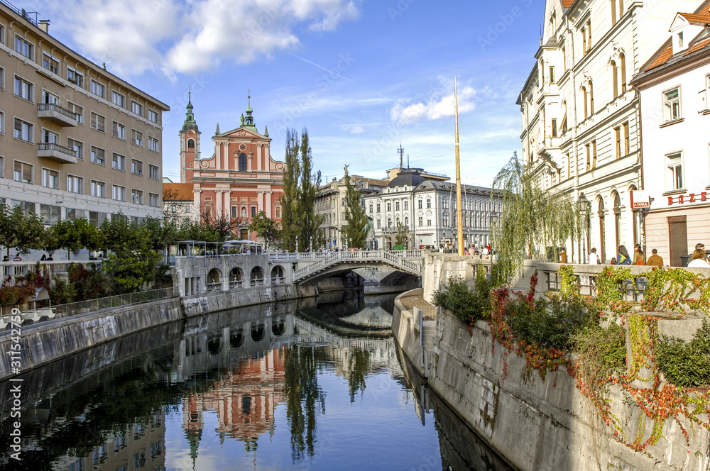 Obraz na płótnie Ljubljana, Fluss Ljubljanica, Franziskanerkirche, Slowenien, Lai w salonie