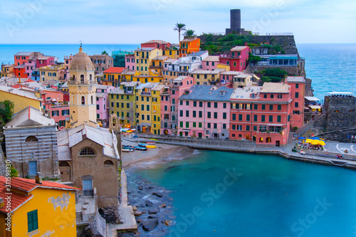 Fotomural Beautiful landscape view of Vernazza famous landmark at Cinque terre Italy
