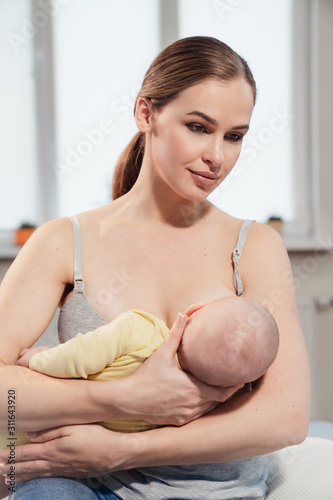 Fotomural mother breastfeeding baby at home