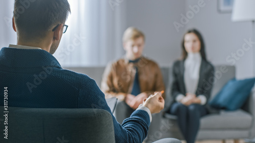 Fotografía Unfocused Couple on Counseling Session with Psychotherapist