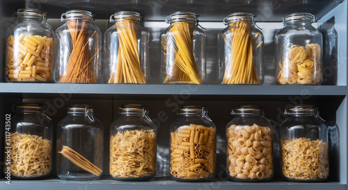different kinds of pasta in the jars Tableau sur Toile