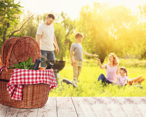 Canvas Print - Happy family on summer picnic in park