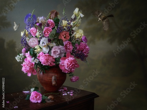 Cuadros en Lienzo Still life with bouquet of flowers in a vase on wooden table