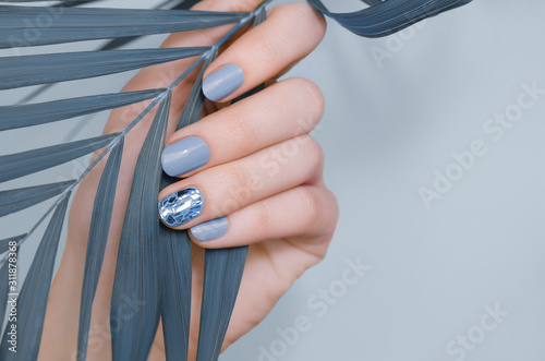 Fotografía Beautiful female hand with blue nail design
