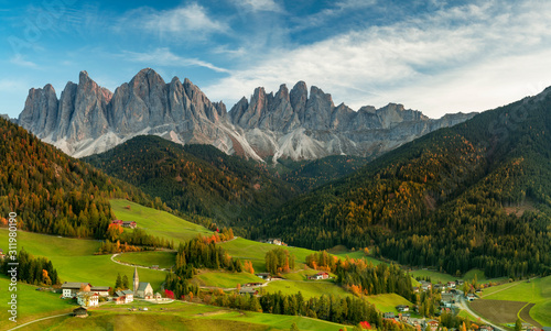 Fototapeta Dolomity  piekna-panorama-krajobrazu-wloskich-dolomitow-santa-maddalena