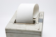 Alter gebrauchter Kassenbon Drucker von oben mit Papier Rolle mit Copy Space, Thermopapier rostige Zacken, dreckig und gebraucht, 