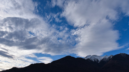 Cielo azzurro con nuvole grigie e bianche 