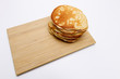 Stapel Pancakes auf einem Bambus Brettchen Tablett ohne Sirup, isoliert auf Weißen Hintergrund