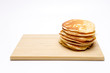 Stapel Pancakes auf einem Bambus Brettchen ohne Sirup, isoliert auf Weißen Hintergrund