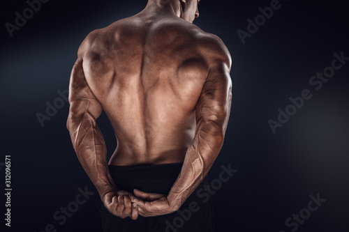Εκτύπωση καμβά Close-up of handsome power athletic man showing his back