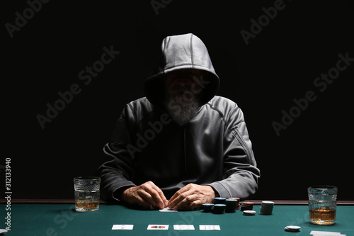 Fotografía Male cardsharper playing in casino