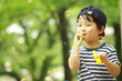 © yamasan - シャボン玉で遊ぶ男の子