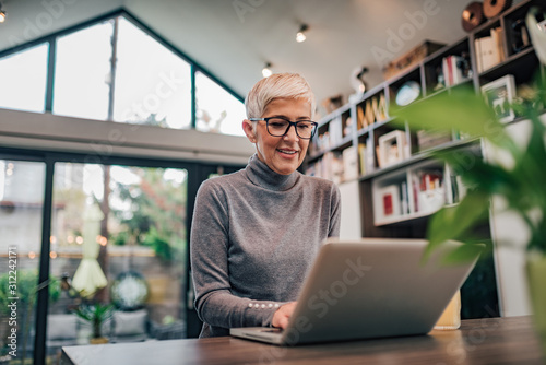 Fotografía Portrait of a smiling senior woman using laptop.