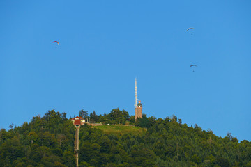 Blick auf den historischen Turm auf dem Merkur in Baden-Baden mit Gleitschirmflieger