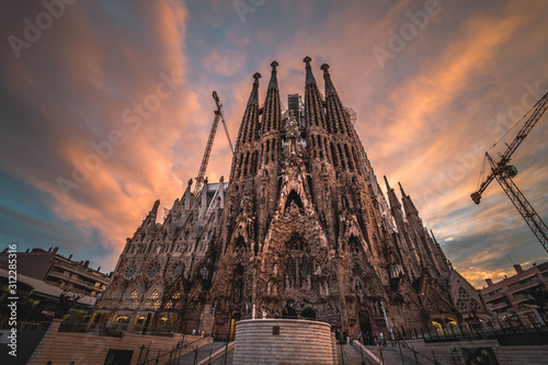 Plakat Sagrada Familia podczas zachodu słońca