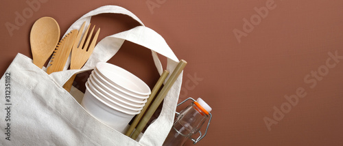 Fotografía Cotton reusable produce bag with eco-friendly wooden cutlery, carton cups and glass bottle