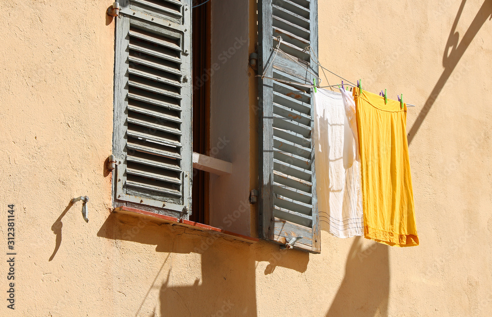 Obraz na płótnie mediterranean style window with drying clothes w salonie