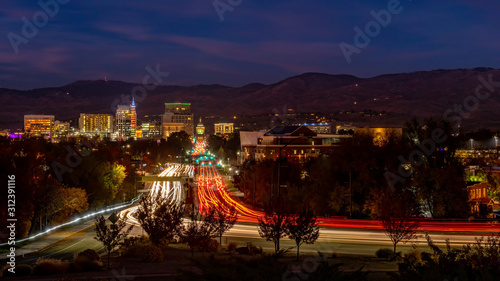 Fotomural Capital boulevard at night in Boise Idaho with streaking car lights