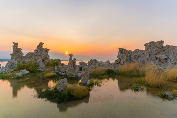 Canvas Print - Beautiful tufa in mono lake, California