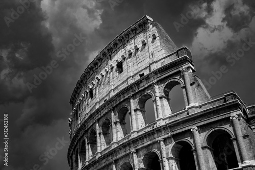 Dekoracja na wymiar  architektura-koloseum-rzymu-w-centrum-rzymu-fotografia-czarno-biala