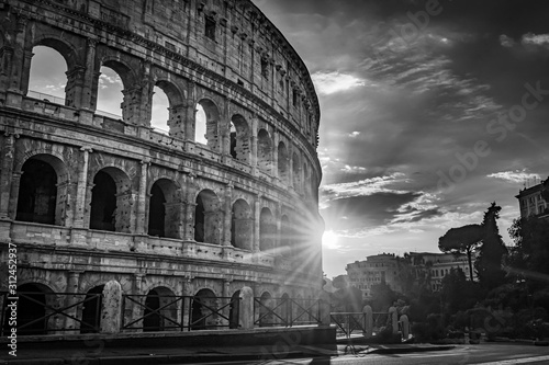 Dekoracja na wymiar  rzymskie-koloseum-w-nocy-architektura-w-centrum-rzymu-fotografia-czarno-biala