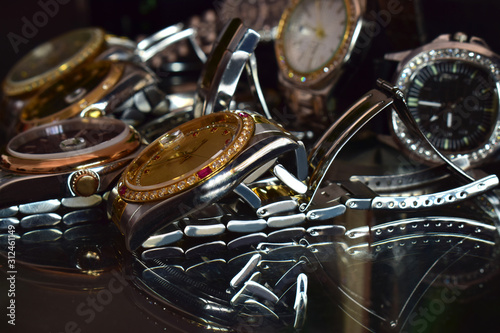 Dekoracja na wymiar  zegarki-luksusowe-umieszczone-w-sklepach