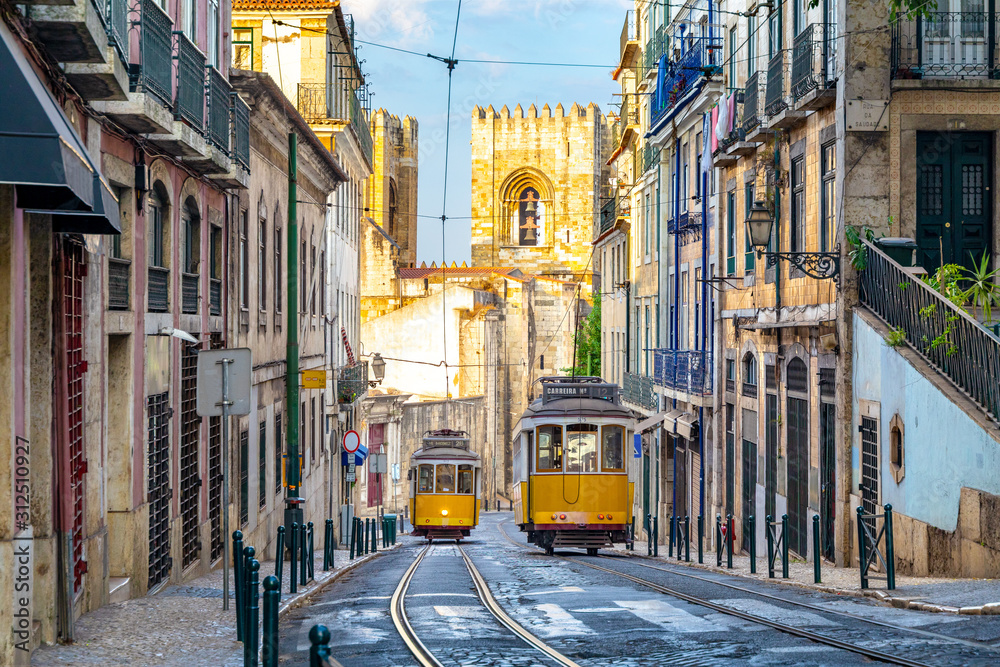 tram on line 28 in lisbon, portugal - obrazy, fototapety, plakaty 