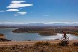 Fototapeta Morze - Ciclista junto a un lago en otoño